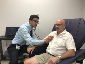 vishesh-puri-top-nephrologist-with-patient
